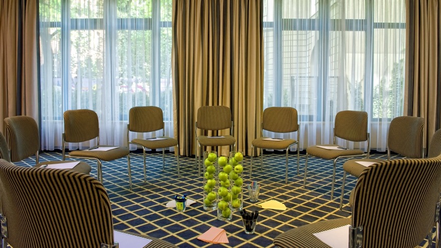 Tagungsraum Hamburg Stuhlkreis relexa hotel Berlin - Tagungsraum Hamburg Stuhlkreis